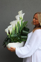 Białe Kalle Laos, bogata kompozycja donicy łódce