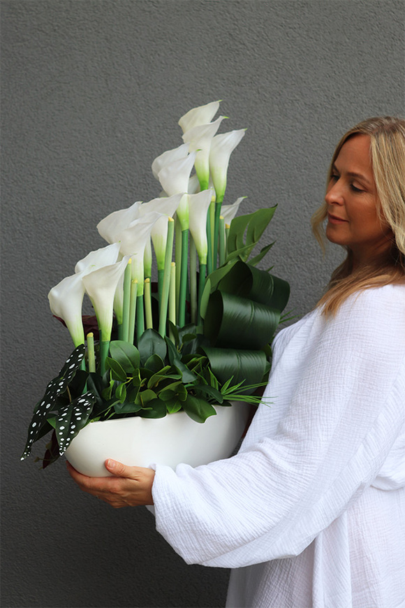 Białe Kalle Laos, bogata kompozycja donicy łódce