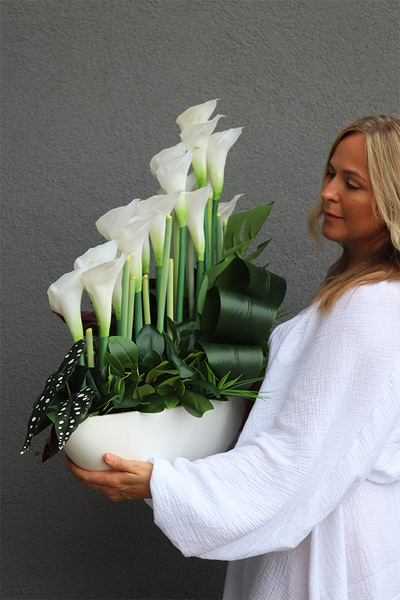 Białe Kalle Laos, bogata kompozycja donicy łódce