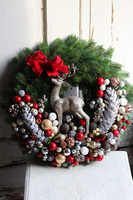 Renifer Red, świąteczny wianek na drzwi
