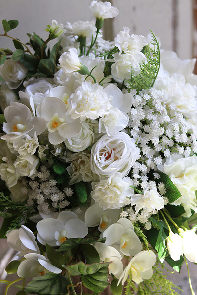 Sakramento, kompozycja kwiatowa w złotym wazonie, wym.55x53cm 