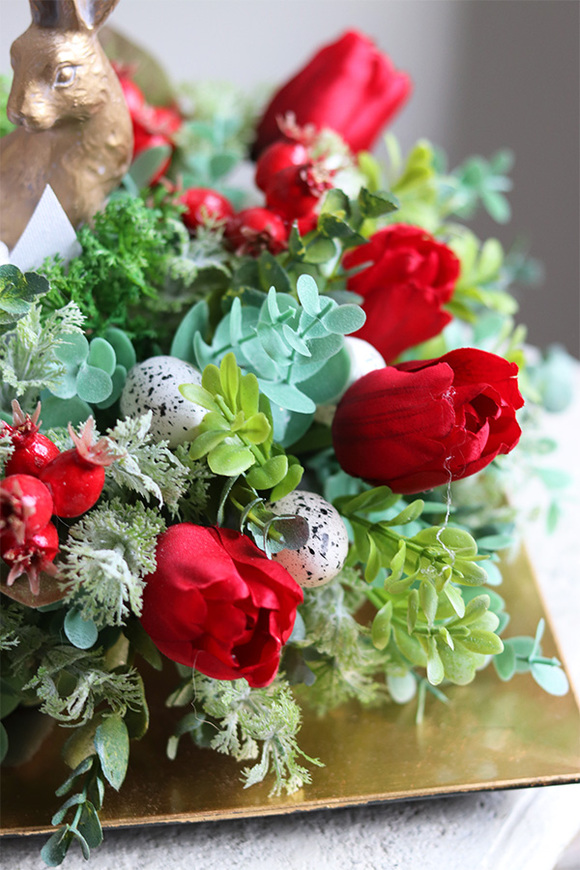Red Easter New, stroik wielkanocny zajączek w tulipanach