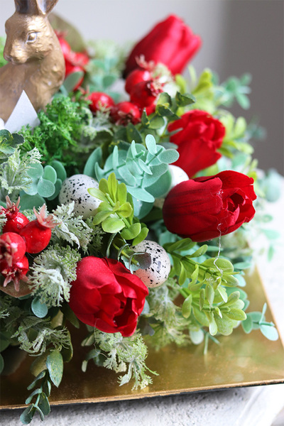 Red Easter New, stroik wielkanocny zajączek w tulipanach