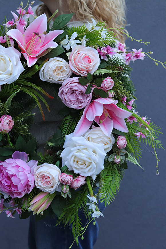 Resenita, wieniec nagrobny z liliami