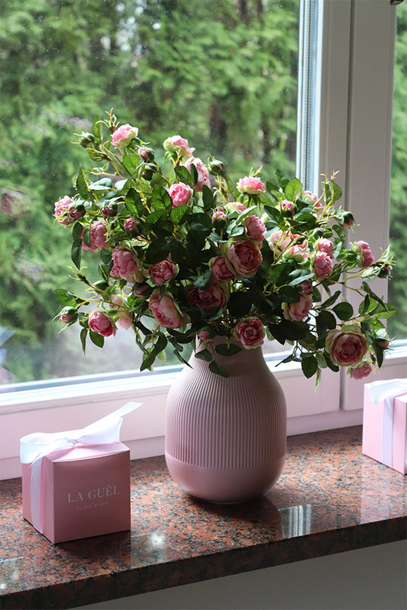 La Guel Rose, kompozycja kwiatowa w wazonie