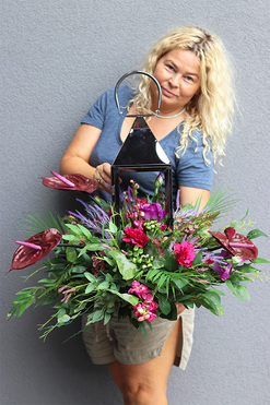 Angelo Garden Anturium, kompozycja kwiatowa z grafitowym lampionem, wys.60cm