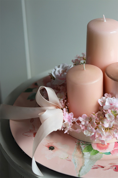 Mognero, stroik wielkanocny na talerzu ze świecami