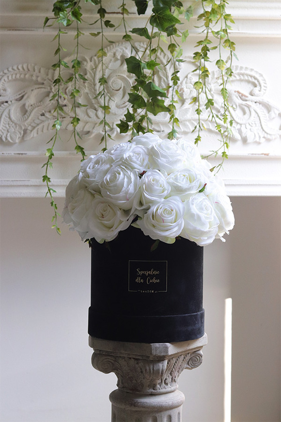 flowerbox na prezent Jubileo 40 Białych Róż w welurowym pudełku