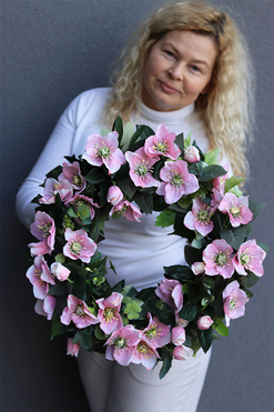 OD RĘKI Różowe Ciemierniki, kolorowy wianek na drzwi, śr.50cm