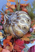 Ażurowa Dynia, jesienna kompozycja w metalowym naczyniu, wym.45x82x48cm