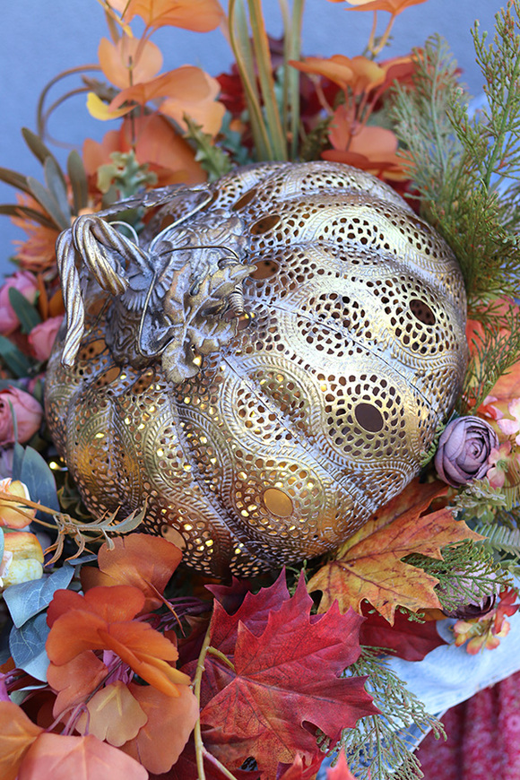Ażurowa Dynia, jesienna kompozycja w metalowym naczyniu, wym.45x82x48cm
