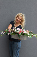 Pinkelia Alessia, kompozycja kwiatowa w srebrnej donicy