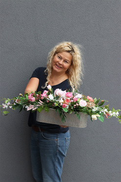 Pinkelia Alessia, kompozycja kwiatowa w srebrnej donicy, wym.25x80cm 