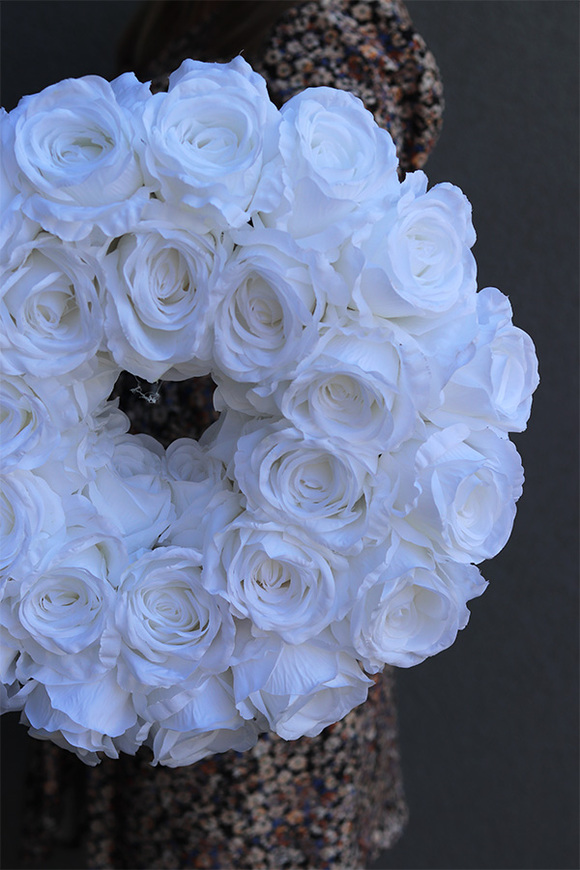 Rosariana White, dekoracyjny wianek z białych róż
