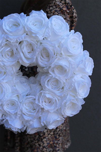 Rosariana White, dekoracyjny wianek z białych róż