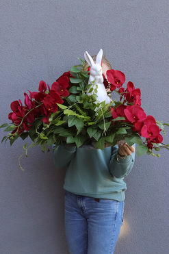 Red Orchids Bunny, wiązanka nagrobna na ciężkiej tacy, dł.80cm