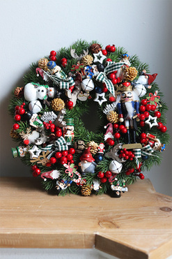 Dziadki do Orzechów, świąteczny wianek z zabaweczkami, śr.30cm