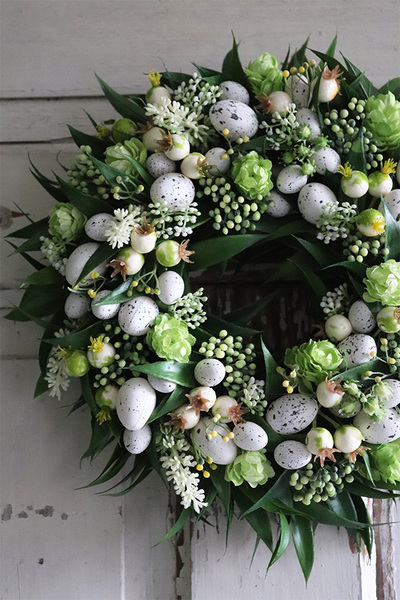 Wielkanocna Berra, wianek z jajkami i chmielem
