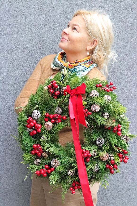 Naturalna Gwiazdka, świąteczny wianek z szyszkami i owocami	