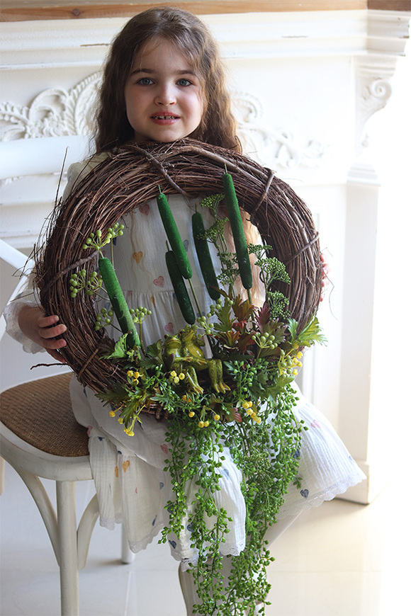 Majowy Romans, boski wianek na drzwi z żabami