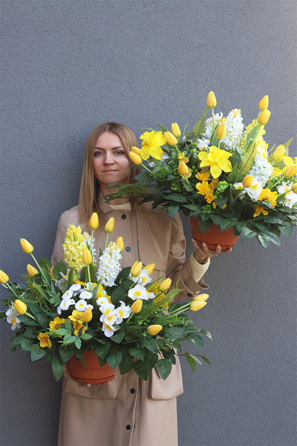 Amira, wiosenna kompozycja nagrobna w naczyniu