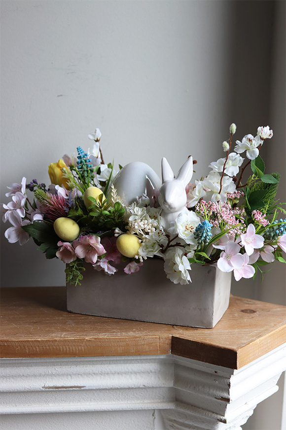 Easter Egg Concrete, stroik wielkanocny z zajączkiem	