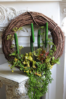 Majowy Romans, boski wianek na drzwi z żabami