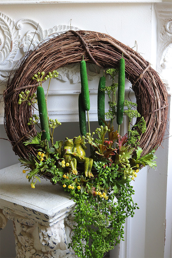 Majowy Romans, boski wianek na drzwi z żabami