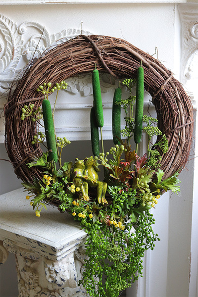 Majowy Romans, boski wianek na drzwi z żabami