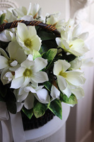 Magnolie Grande, wiosenna kompozycja kwiatowa w koszu