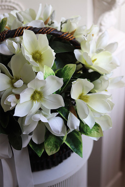 OD RĘKI Magnolie Grande, wiosenna kompozycja kwiatowa w koszu, wym.39x54cm