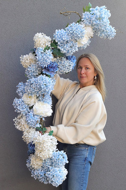 OD RĘKI Blue Sky, girlanda z białymi i niebieskimi kwiatami, dł.150cm  