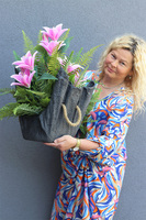 Pink Lilly Volcan, nowoczesna kompozycja nagrobna w misie