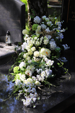 Jantar, biała wiązanka nagrobna z dedykacją, wym.70x130cm 