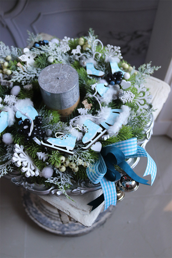 Blue Christmas, stroik ze świecą na talerzu