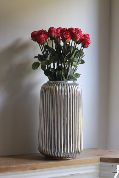 Hilton Roses, kompozycja kwiatowa róże w wazonie