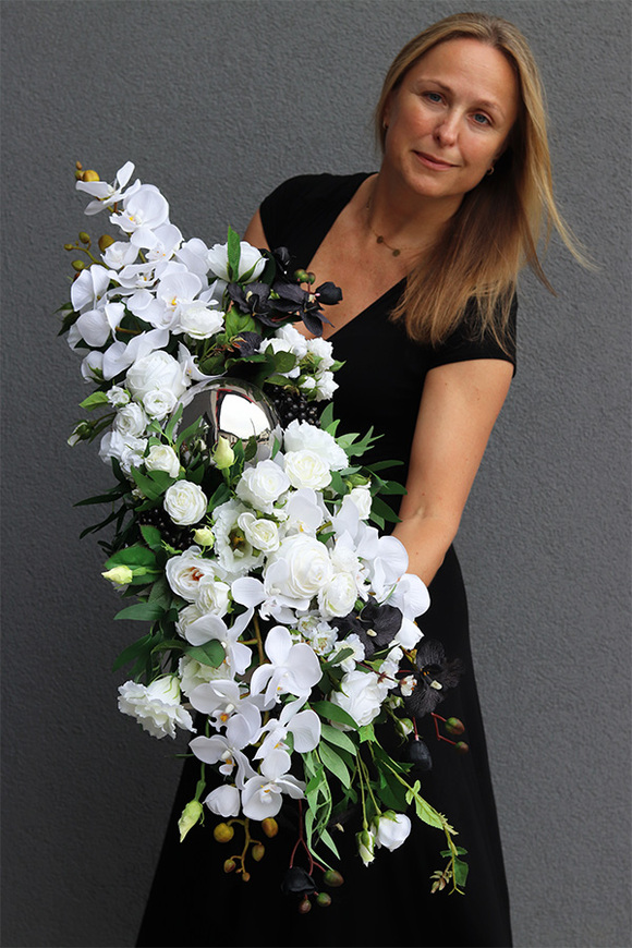 Black & White Longia, dwukolorowa kompozycja kwiatowa, rozp.92cm