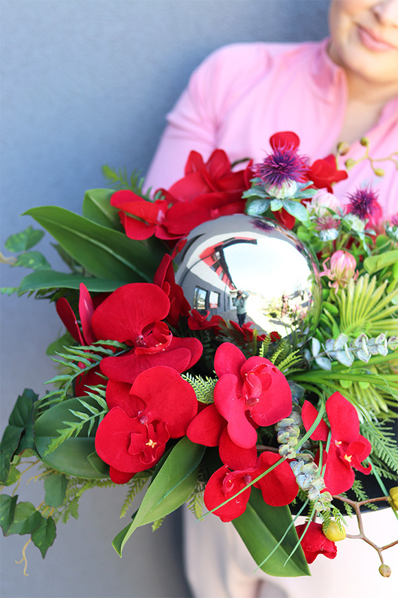 Dekoria Red, efektowna kompozycja kwiatowa na tacy