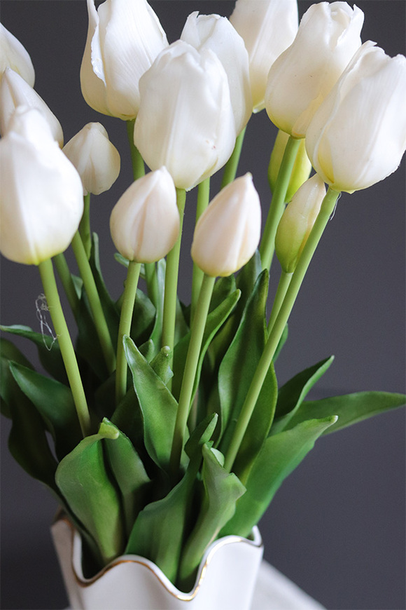 Fleur Blanche Tulips, ceramiczny smukły wazon z tulipanami