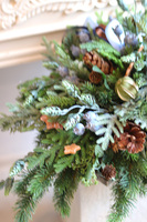 Niebieska Zima, świąteczna kompozycja nagrobna na desce