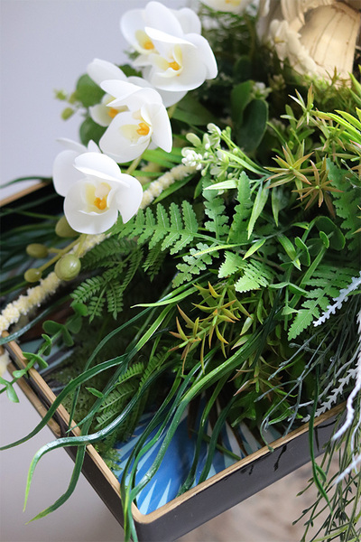 Telicja Dekoria Plate, efektowna kompozycja kwiatowa na tacy