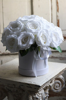 flowerbox welurowy z białymi różami, Bielissa Roses, wys.30cm 