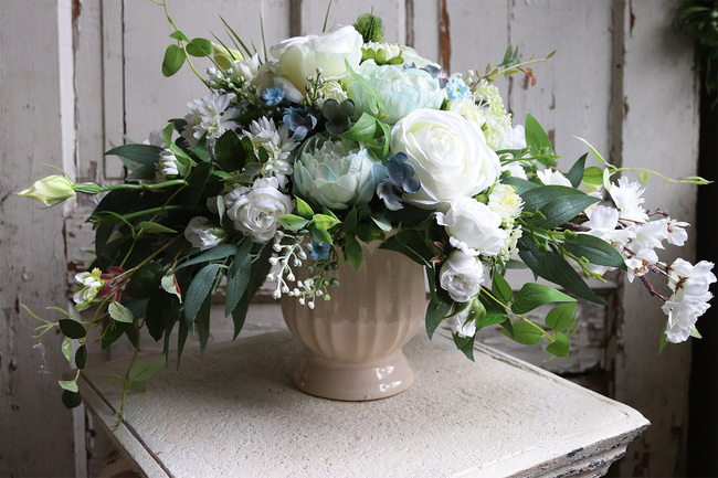 Blue Ferina, kompozycja kwiatowa w kremowym naczyniu, wym.32x55cm 