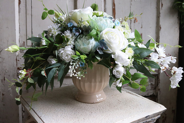 Blue Ferina, kompozycja kwiatowa w kremowym naczyniu, wym.32x55cm 