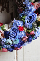 efektowny wianek z niebieskimi różami, Pranassa Pranella, śr.39cm 