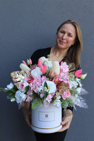 Hefressa Orfitta, flowerbox z różowymi dodatkami, wys.49cm 