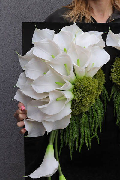 New Design Skrzydła Anioła, dekoracja nagrobna na czarnej podstawie