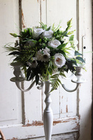 kandelabr z kompozycją kwiatową, Komunijna Biel, wys.85cm 