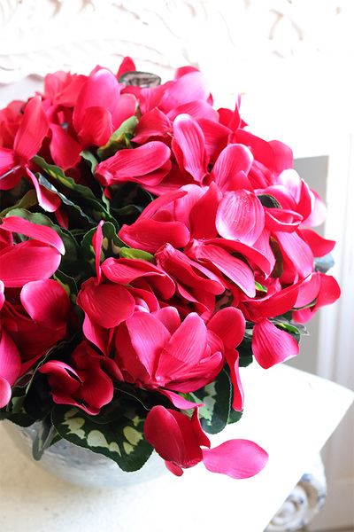 Cyklameny Silver, kompozycja kwiatowa w srebrnej kuli