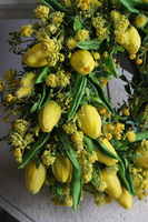 Żółta Wielkanoc Emporio, wianek na drzwi z kwiatami